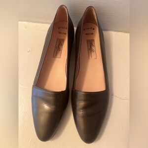 Amalfi Pillow Hector black flat shoes